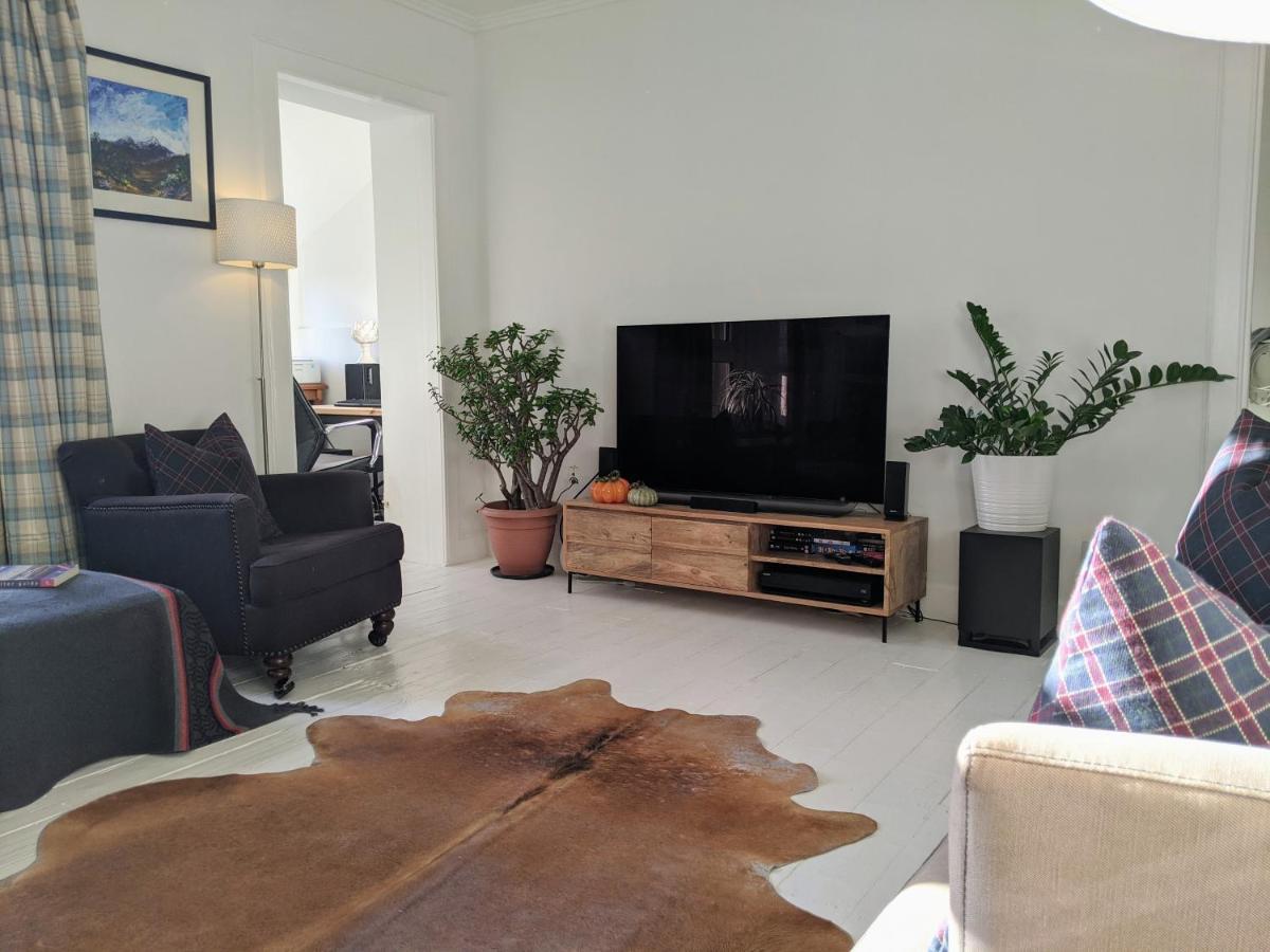 Central Hawick Spacious Stylish Flat With Log Burner Exterior photo